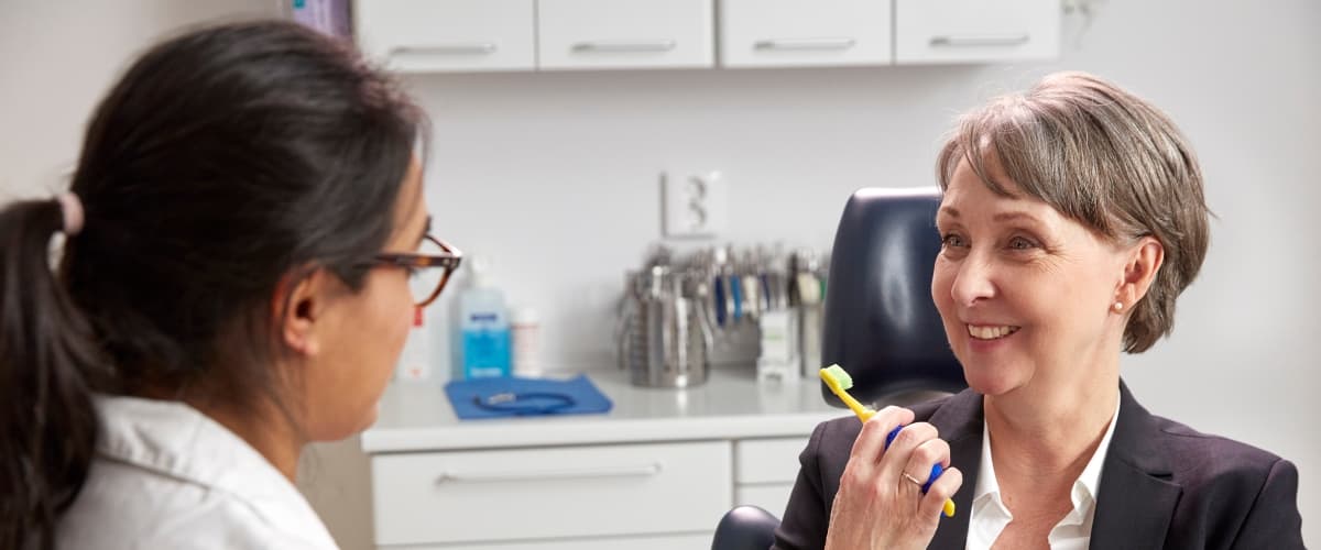 https://prod.tepe.com/contentassets/b6eb3bb08b304eff9b510438bd99abaf/mo_olderadult_dentalhygienist_8203.jpg